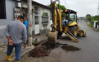 REPARACIÓN DE FUGA DE AGUA FRENTE AL GOE, EN LA PARROQUIA VENUS DE QUEVEDO.