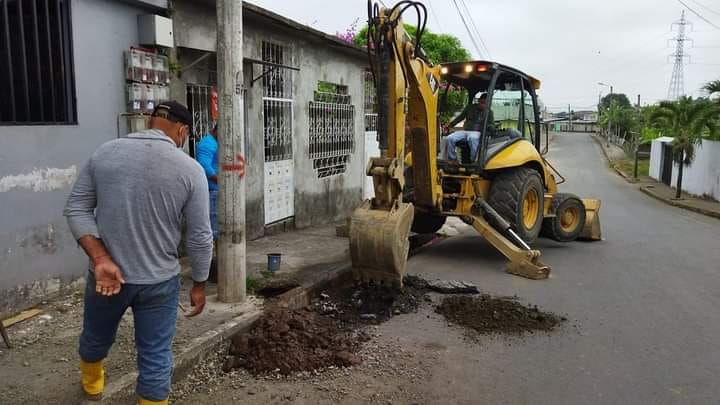 REPARACIÓN DE FUGA DE AGUA FRENTE AL GOE, EN LA PARROQUIA VENUS DE QUEVEDO.