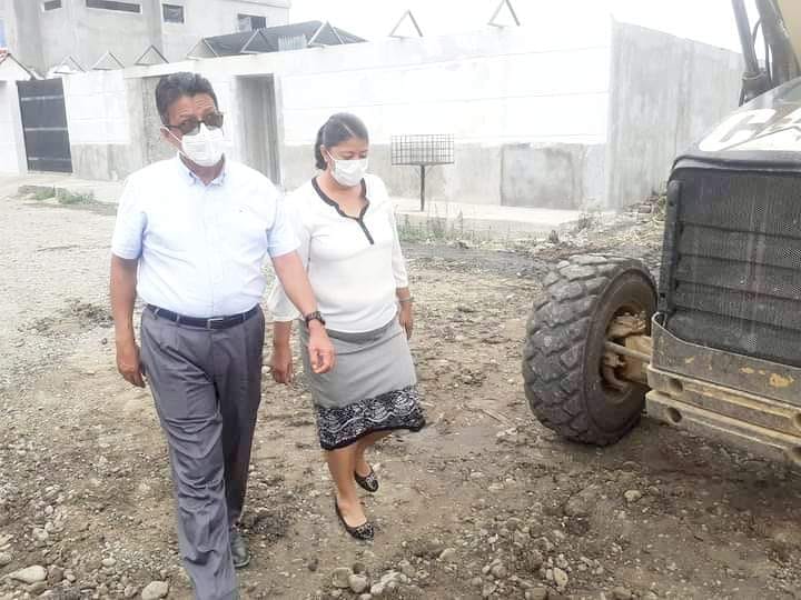 RECORRIDO DE LA CONCEJAL RURAL Y EL PRINCIPAL DE LA EPMAPAQ EN SAN CARLOS PARA EJECUTAR TRABAJOS DE MANTENIMIENTO DE ALCANTARILLADO Y AGUA POTABLE.