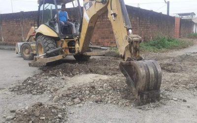 SE REALIZA MANTENIMIENTO AL SISTEMA DE ALCANTARILLADO DE SAN CARLOS CON LA PRESENCIA DE LA CONCEJAL RURAL Y EL GERENTE DE LA EPMAPAQ.