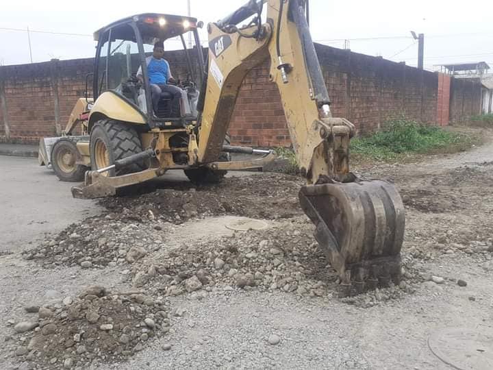 SE REALIZA MANTENIMIENTO AL SISTEMA DE ALCANTARILLADO DE SAN CARLOS CON LA PRESENCIA DE LA CONCEJAL RURAL Y EL GERENTE DE LA EPMAPAQ.