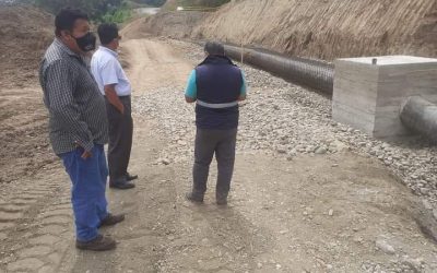 LÍNEA DE IMPULSIÓN ES SUPERVISADA POR EL GERENTE DE LA EPMAPAQ Y CONTRATISTAS DE LA OBRA.