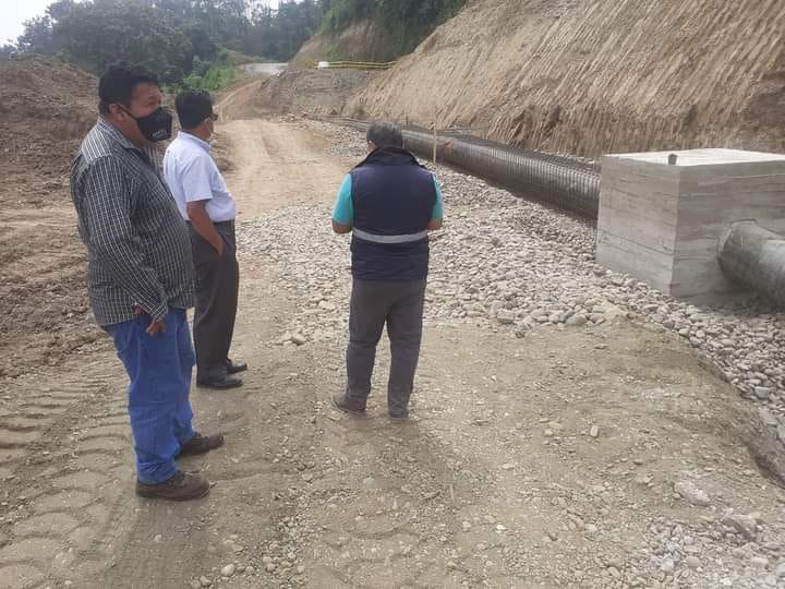 LÍNEA DE IMPULSIÓN ES SUPERVISADA POR EL GERENTE DE LA EPMAPAQ Y CONTRATISTAS DE LA OBRA.