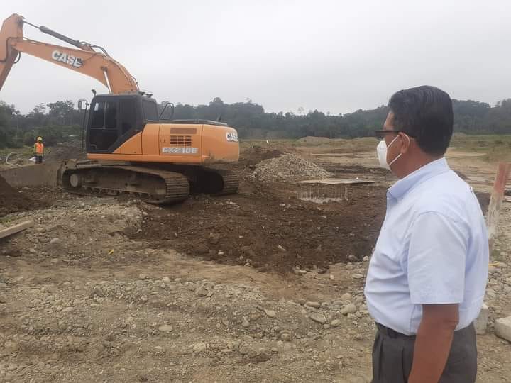 EL GERENTE DE LA EPMAPAQ SUPERVISA LOS TRABAJOS DE CONSTRUCCIÓN DE COLECTORES MATRICES EN EL SECTOR LOS GIRASOLES.