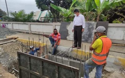 El GERENTE DE LA EPMAPAQ SUPERVISA TRABAJOS COMPLEMENTARIOS DE LA NUEVA TUBERÍA PRINCIPAL.