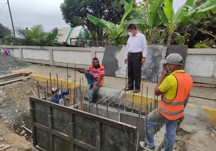 El GERENTE DE LA EPMAPAQ SUPERVISA TRABAJOS COMPLEMENTARIOS DE LA NUEVA TUBERÍA PRINCIPAL.