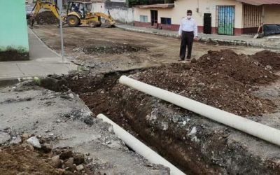 PRINCIPAL DE LA EPMAPAQ SUPERVISA TRABAJOS DE ALCANTARILLADO PLUVIAL EN LA PARROQUIA 7 DE OCTUBRE.