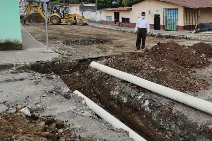 PRINCIPAL DE LA EPMAPAQ SUPERVISA TRABAJOS DE ALCANTARILLADO PLUVIAL EN LA PARROQUIA 7 DE OCTUBRE.