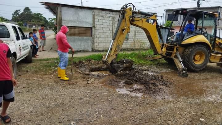 LA EPMAPAQ CONTINÚA CON LA REPARACIÓN DE FUGAS DE AGUA EN DIFERENTES SECTORES DE QUEVEDO.