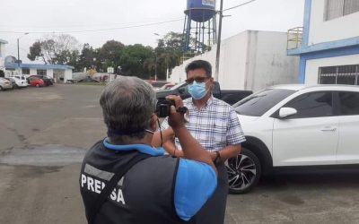 GERENTE DE LA EPMAPAQ ES ENTREVISTADO POR PERIODISTA.