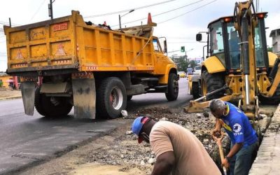 SE EJECUTA LA COLOCACIÓN DE TIRANTES PARA AGUAS LLUVIAS EN LA AVENIDA WALTER ANDRADE.