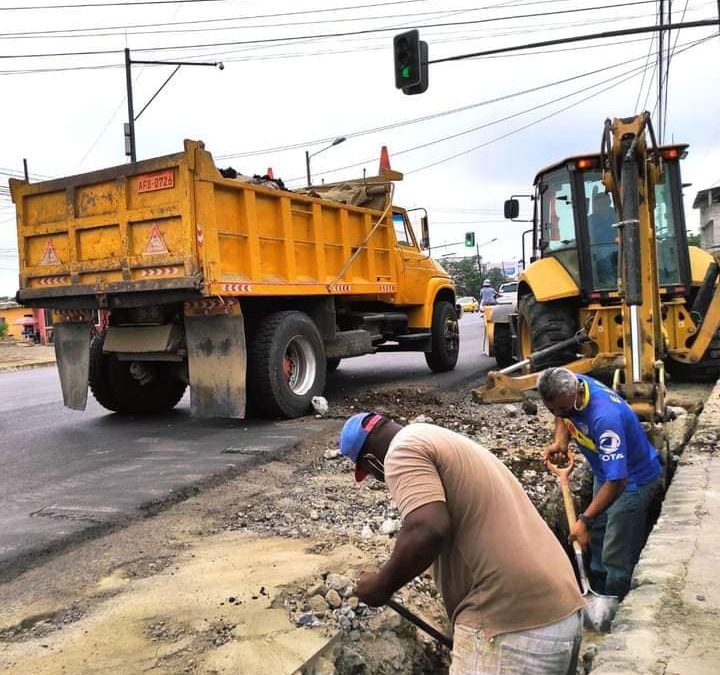 SE EJECUTA LA COLOCACIÓN DE TIRANTES PARA AGUAS LLUVIAS EN LA AVENIDA WALTER ANDRADE.