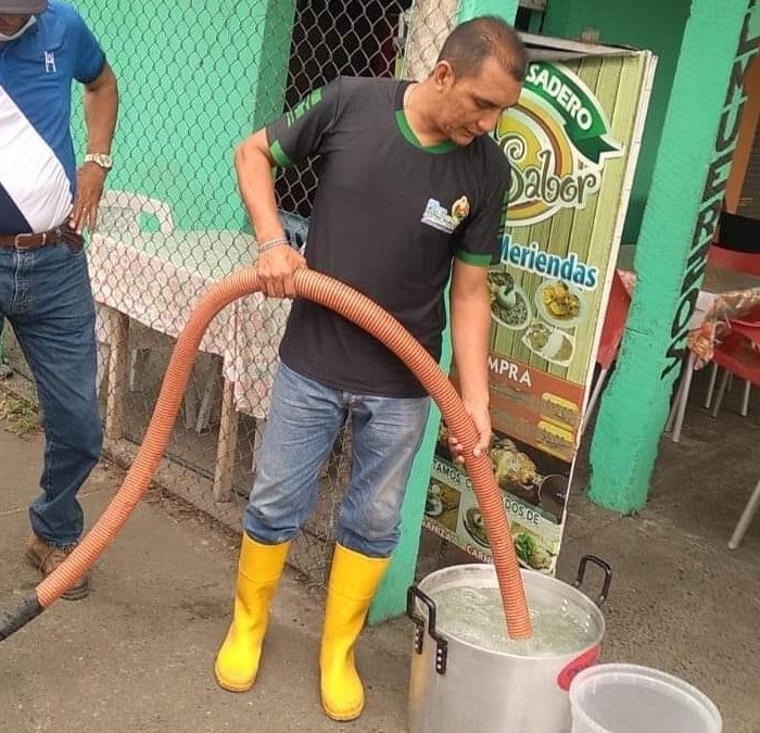 SE ENTREGA AGUA A TRAVES DEL TANQUERO MUNICIPAL EN LA ESPERANZA MIENTRAS SE REALIZA EL MANTENIMIENTO AL POZO No 2.