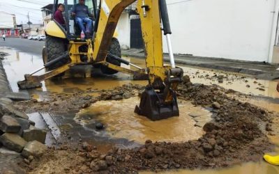 SE REPARA FUGA DE AGUA EN PARQUE LA PERLA DEL GUAYACÁN.