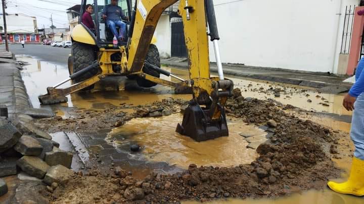 SE REPARA FUGA DE AGUA EN PARQUE LA PERLA DEL GUAYACÁN.