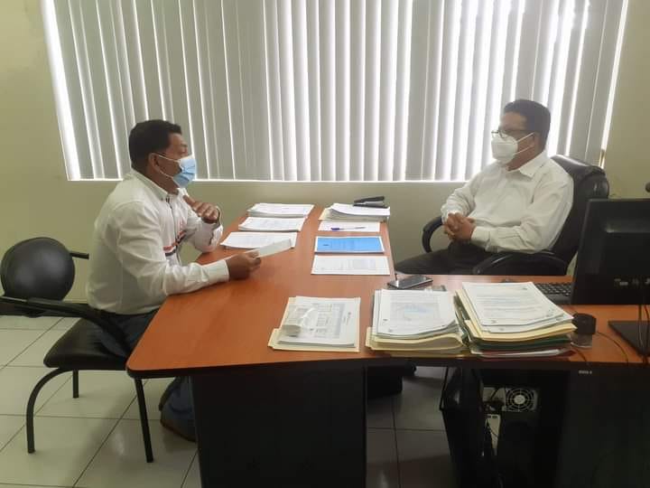 EL PRINCIPAL DE LA EPMAPAQ SE REÚNE CON EL DIRIGENTE DE LA PRE COOPERATIVA DE VIVIENDA EL RECREO No 2 .