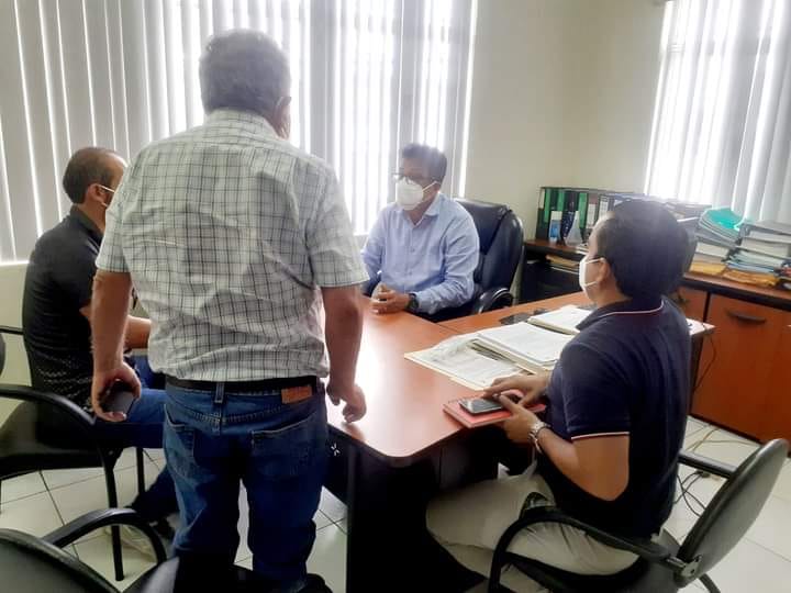 PRINCIPAL DE LA EPMAPAQ ATIENDE PERSONALMENTE A LOS USUARIOS.