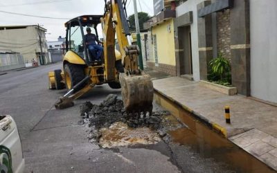 REPARACIÓN DE FUGA DE AGUA FRENTE AL HOTEL OLÍMPICO.