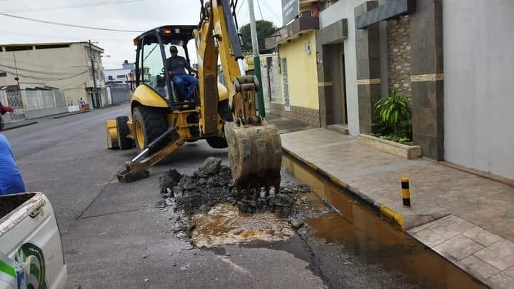 REPARACIÓN DE FUGA DE AGUA FRENTE AL HOTEL OLÍMPICO.