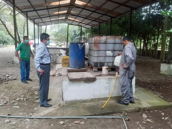 EL PRINCIPAL DE LA EPMAPAQ SUPERVISA LOS TRABAJOS DE EVACUACIÓN DE LODOS SEDIMENTADOS EN LA PTAR DE LA ESPERANZA.