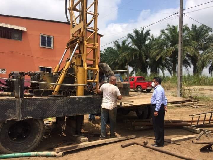 EL PRINCIPAL DE LA EPMAPAQ SUPERVISA TRABAJOS DE PERFORACIÓN DE UN NUEVO POZO PROFUNDO EN SAN CARLOS.