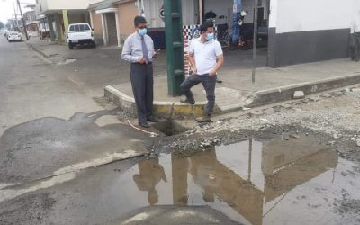 GERENTE DE LA EPMAPAQ CONSTATA FUGA DE AGUA.