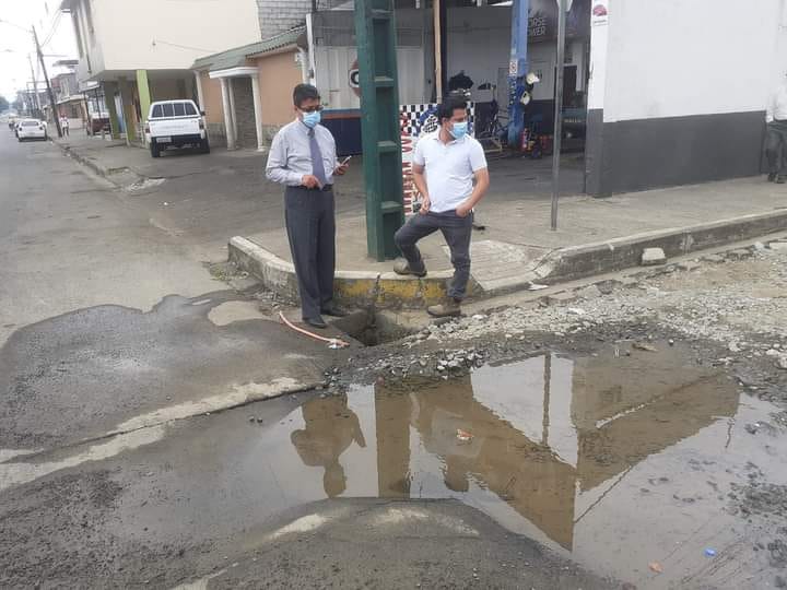 GERENTE DE LA EPMAPAQ CONSTATA FUGA DE AGUA.