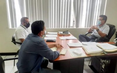 PRINCIPAL DE LA EPMAPAQ RECIBE A REPRESENTANTES DE LA URBANIZACIÓN LA ARBOLEDA.