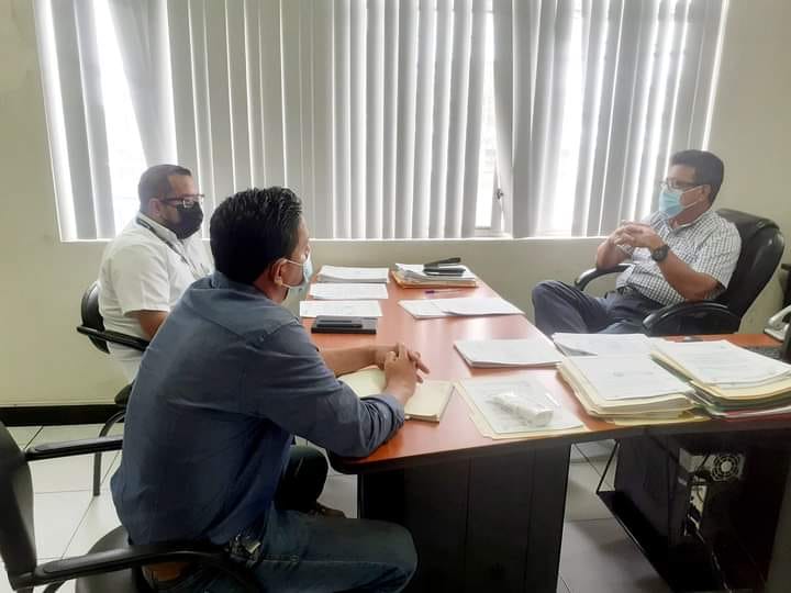 PRINCIPAL DE LA EPMAPAQ RECIBE A REPRESENTANTES DE LA URBANIZACIÓN LA ARBOLEDA.