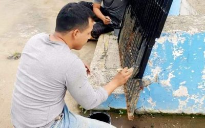 PERSONAL OPERATIVO DE LA EPMAPAQ PINTAN REJILLAS DE DESAGÜE.
