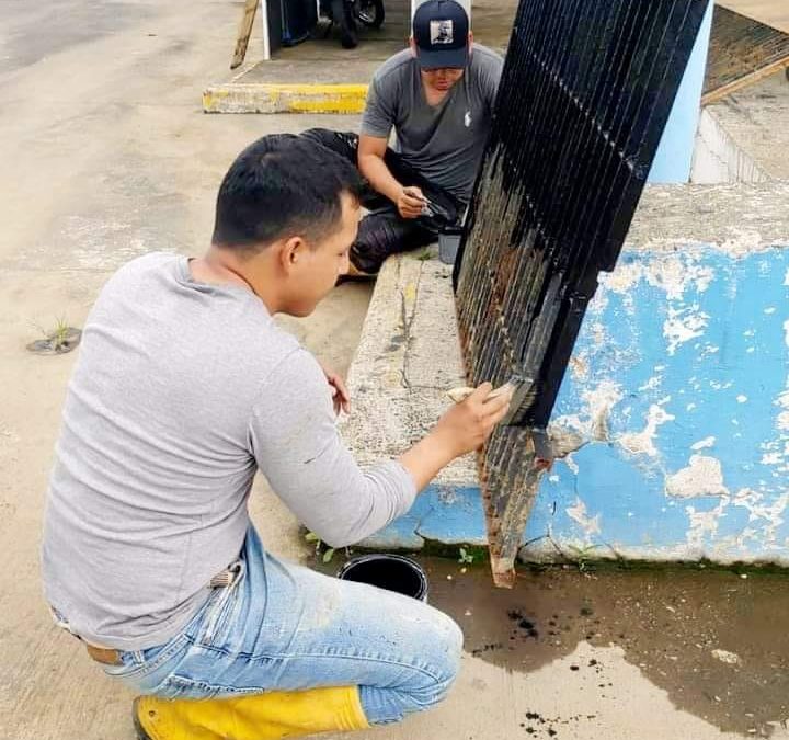 PERSONAL OPERATIVO DE LA EPMAPAQ PINTAN REJILLAS DE DESAGÜE.