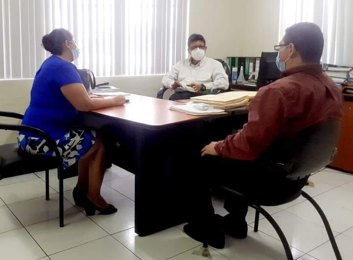 GERENTE DE LA EPMAPAQ RECIBE EN SU OFICINA A LA CONCEJAL MARISOL AYALA.