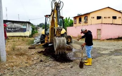 EL EQUIPO OPERATIVO DE LA EPMAPAQ TRABAJA HOY EN SAN CARLOS CON REPARACIÓN DE FUGAS Y LIMPIEZA DE GUÍAS DOMICILIARIAS.