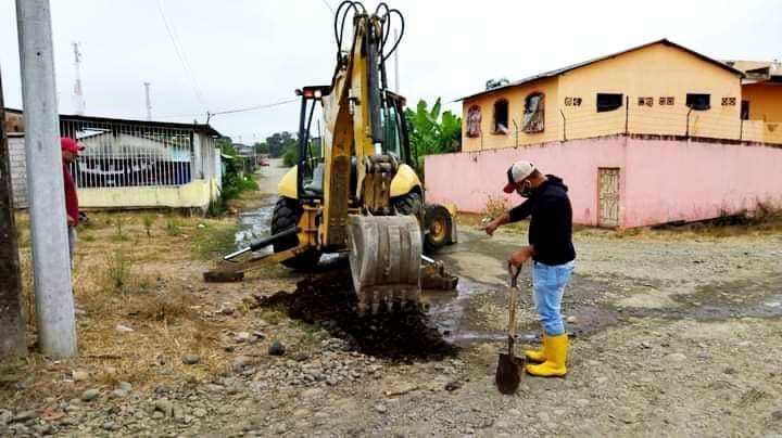 EL EQUIPO OPERATIVO DE LA EPMAPAQ TRABAJA HOY EN SAN CARLOS CON REPARACIÓN DE FUGAS Y LIMPIEZA DE GUÍAS DOMICILIARIAS.