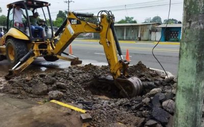 EPMAPAQ TRABAJA EN REPARACIONES DE FUGAS DE AGUA EN LA ESPERANZA.