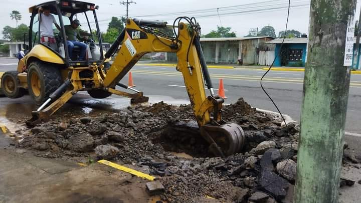 EPMAPAQ TRABAJA EN REPARACIONES DE FUGAS DE AGUA EN LA ESPERANZA.