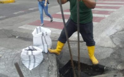 LA EPMAPAQ REALIZA LIMPIEZA DE SUMIDEROS EN EL CENTRO DE QUEVEDO.