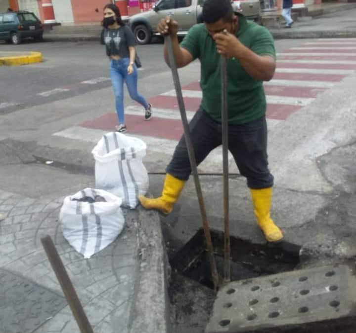 LA EPMAPAQ REALIZA LIMPIEZA DE SUMIDEROS EN EL CENTRO DE QUEVEDO.