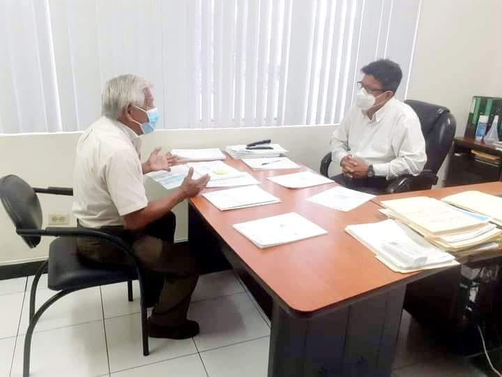 EL PRINCIPAL DE LA EPMAPAQ ATIENDE DESDE MUY TEMPRANO EN LA MAÑANA A LOS USUARIOS.