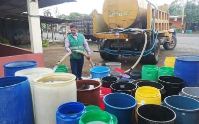 EL TANQUERO MUNICIPAL ENTREGA AGUA EN EL RECINTO SELVA ALEGRE.