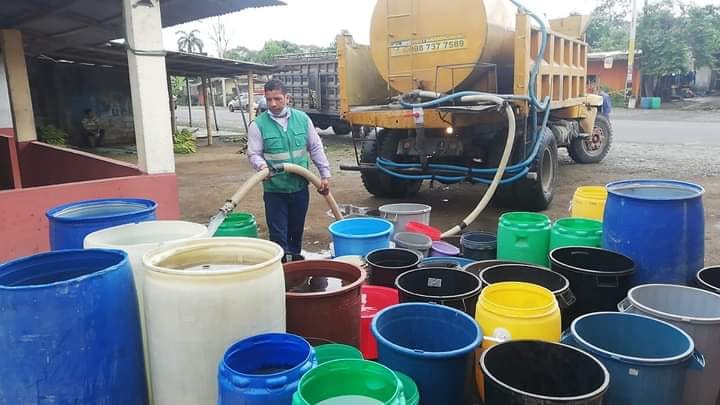EL TANQUERO MUNICIPAL ENTREGA AGUA EN EL RECINTO SELVA ALEGRE.