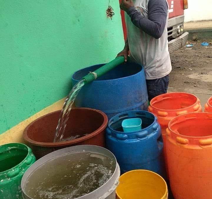 EL TANQUERO MUNICIPAL ENTREGA AGUA EN LA FABELA Y BALDRAMINA