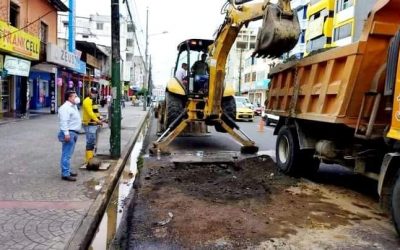 LA EPMAPAQ CONTINÚA REPARANDO FUGAS DE AGUA EN DIFERENTES SECTORES.