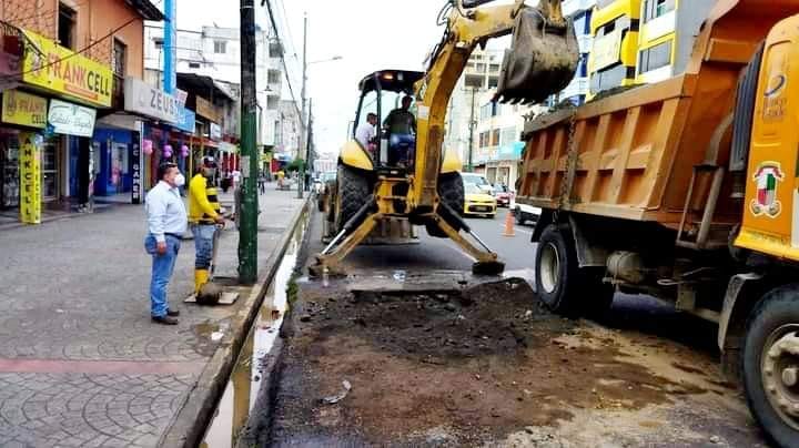 LA EPMAPAQ CONTINÚA REPARANDO FUGAS DE AGUA EN DIFERENTES SECTORES.