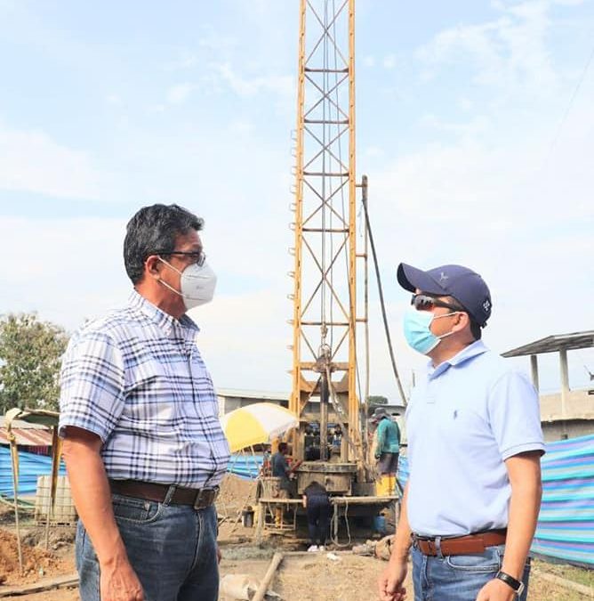 ALCALDE DE QUEVEDO Y GERENTE DE LA EPMAPAQ TRABAJANDO JUNTO EN BENEFICIO DE LA CIUDADANÍA.