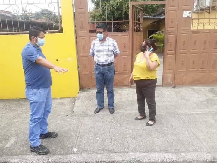 GERENTE DE LA EPMAPAQ VISITA LUGAR QUE SERÁ INTERVENIDO CON OBRA DE ALCANTARILLADO.