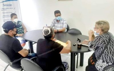 GERENTE DE LA EPMAPAQ RECIBE A USUARIOS EN SU OFICINA.