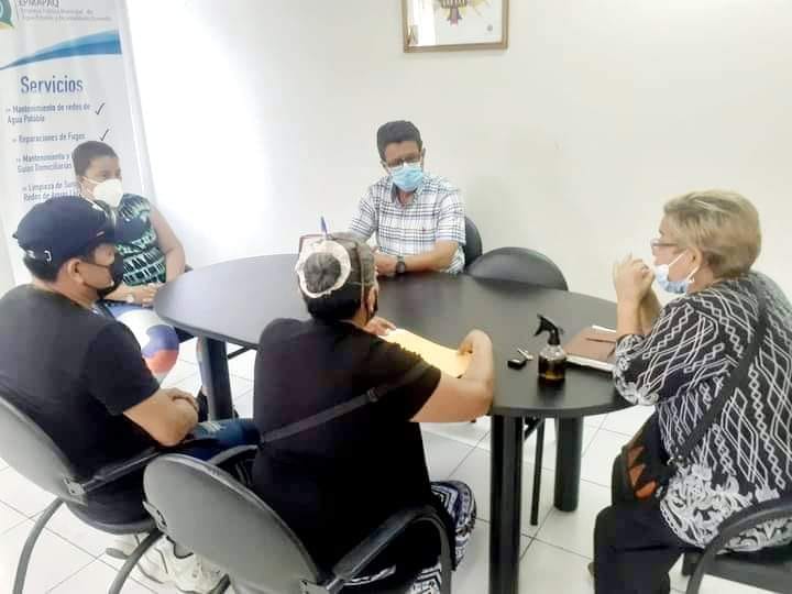 GERENTE DE LA EPMAPAQ RECIBE A USUARIOS EN SU OFICINA.