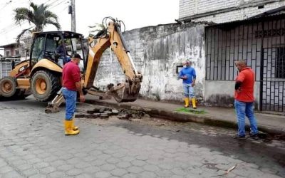 REPARACIÓN DE FUGAS DE AGUA Y LIMPIEZA DE REDES EN LA PARROQUIA 7 DE OCTUBRE.