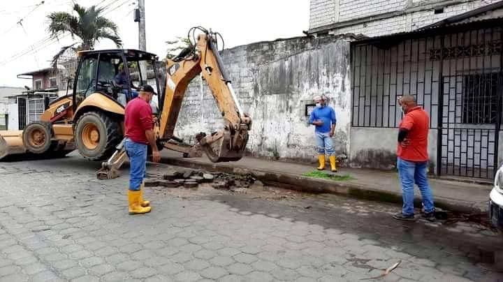 REPARACIÓN DE FUGAS DE AGUA Y LIMPIEZA DE REDES EN LA PARROQUIA 7 DE OCTUBRE.